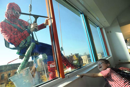 รวมพล ซูเปอร์ฮีโร่ เช็ดกระจก สร้างความสนุกให้เด็กที่โรงพยาบาล