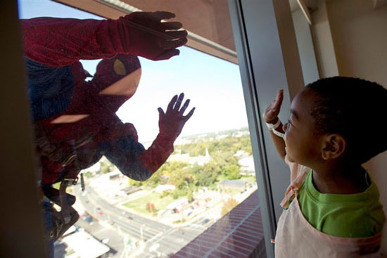 รวมพล ซูเปอร์ฮีโร่ เช็ดกระจก สร้างความสนุกให้เด็กที่โรงพยาบาล