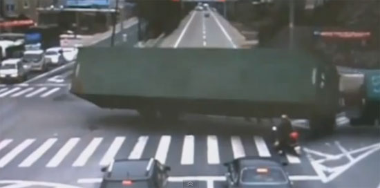 ระทึก! รถบรรทุกจีนพลิกคว่ำ ทับคนขับมอเตอร์ไซค์ รอดฉิวเฉียด
