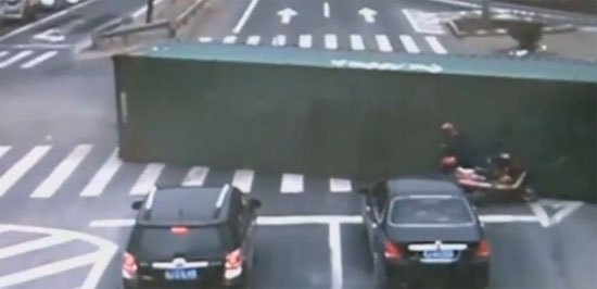 ระทึก! รถบรรทุกจีนพลิกคว่ำ ทับคนขับมอเตอร์ไซค์ รอดฉิวเฉียด