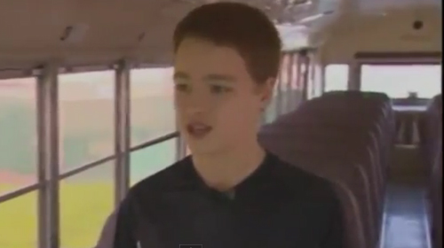 เผยคลิประทึก เด็ก 13 ปี โผเข้าควบคุมรถบัส หลังคนขับช็อก