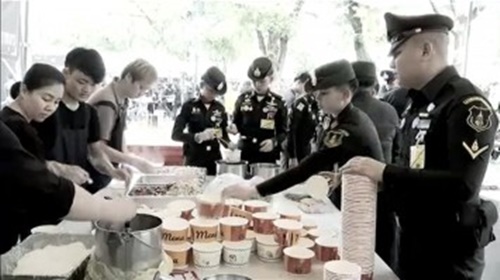 สมเด็จพระบรมฯ โปรดเกล้าฯหน่วยทหารมหาดเล็ก นำอาหารแจกประชาชน 