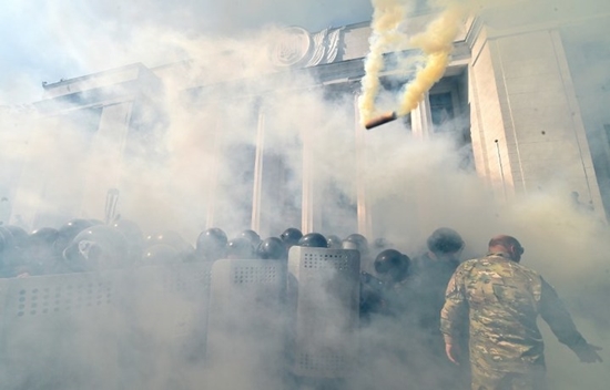 ปะทะเดือด ! หน้ารัฐสภายูเครน ปาระเบิดบึ้มสนั่น