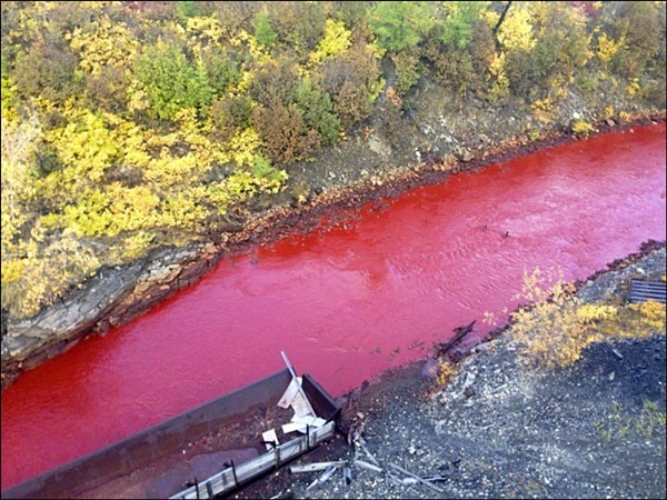 แม่น้ำสีเลือด
