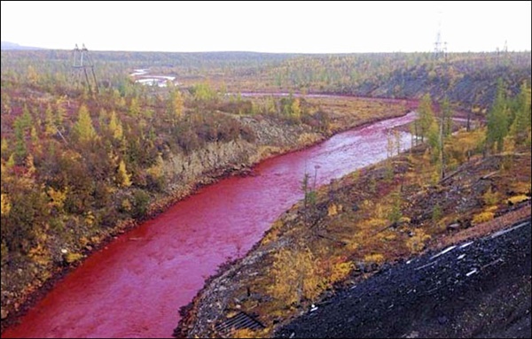 แม่น้ำสีเลือด