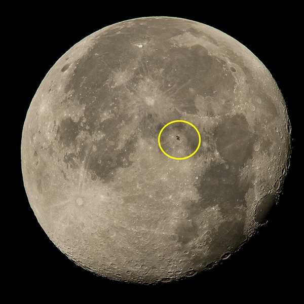 จับภาพ ISS ลอยผ่านดวงจันทร์