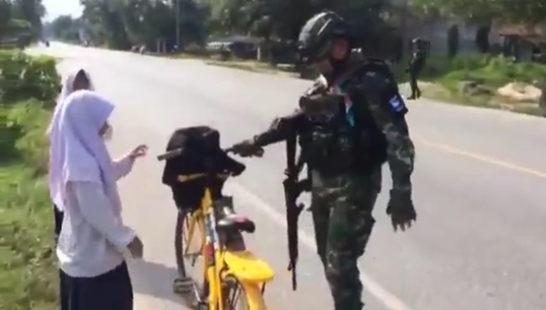 ทหารใต้ช่วยเด็กเข็นจักรยาน
