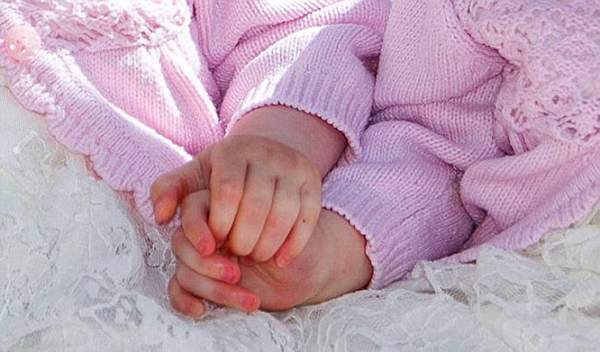ทารกแฝดจับมือไม่ปล่อย