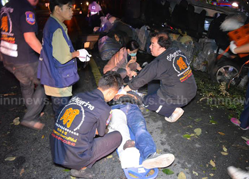 รถตู้ขนชาวพม่าพุ่งชนต้นไม้ประจวบฯ ดับ 3 เจ็บ 6