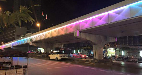 สวยงาม ! สะพานสีรุ้งแห่งแรกในไทย ย่านประตูน้ำ