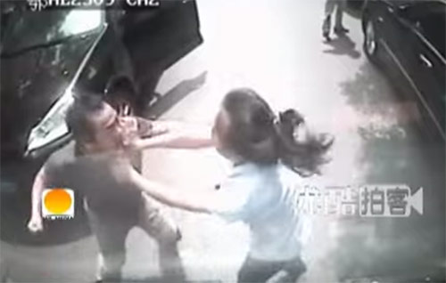 ชายจีนรัวหมัดใส่คนขับรถเมล์หญิง หลังถูกไล่เพราะจอดรถขวางถนน