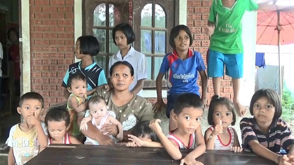 รองผู้ว่าฯ ตรัง มอบเงินส่วนตัว ช่วยแม่ลูกดก 15 คน สมทบทุนสร้างบ้านพัก