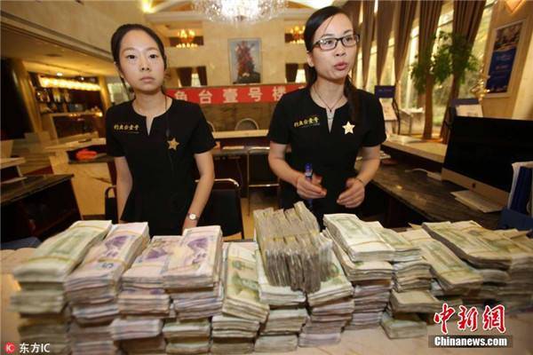 สุดยอด ! 2 ผัวเมียหอบเงินเก็บเต็มกระสอบ ซื้อคอนโด พนักงานนับแบงก์เต็มห้องโถง
