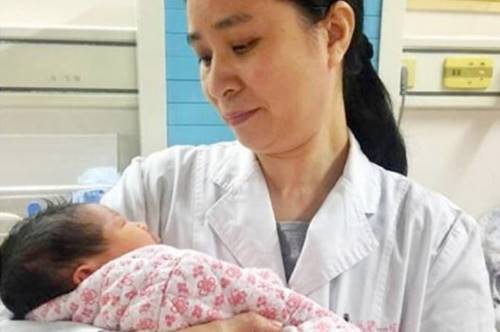 แม่ชาวจีนวัย 46 ให้กำเนิดลูกชายจากตัวอ่อนที่ถูกแช่แข็งมานานกว่า 16 ปี 