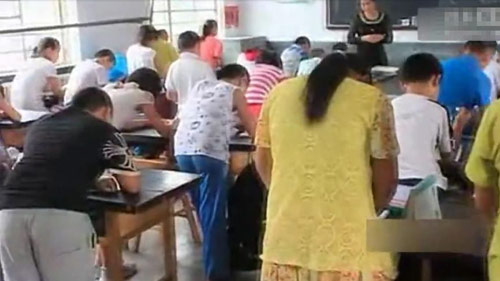  นักเรียนจีนต้องยืนเรียนทั้งวัน เหตุโรงเรียนมีแต่โต๊ะ
