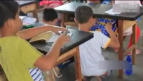 นักเรียนจีนต้องยืนเรียนทั้งวัน เหตุโรงเรียนมีแต่โต๊ะ