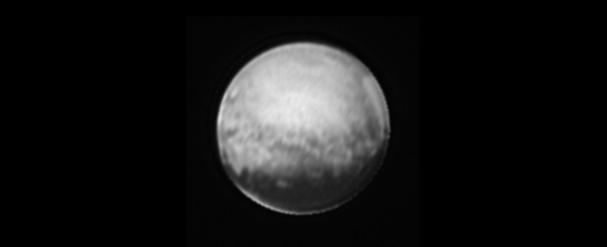 ดาวพลูโตและดวงคารอน (Charon) 1 ใน 3 ของดวงจันทร์บริวาร ถ่ายเมื่อวันที่ 8 กรกฎาคม 2558 ขณะนิวฮอไรซันส์อยู่ห่างจากดาวพลูโตประมาณ 6 ล้านกิโลเมตร 