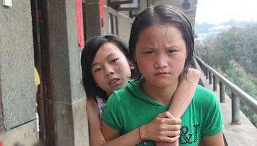 เด็กหญิงจีนน้ำใจงาม แบกเพื่อนซี้ป่วยโปลิโอไปโรงเรียนทุกวัน