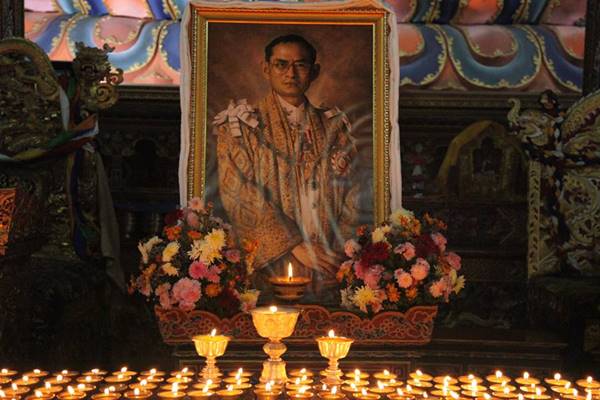 กษัตริย์จิกมี ทรงประกาศพรุ่งนี้เป็นวันหยุดภูฏาน ประกอบพิธีไว้อาลัยพระเจ้าอยู่หัวในพระบรมโกศ