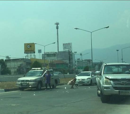 ชุลมุน คนแห่เก็บแบงก์พันปลิวเกลื่อนถนนเมืองเชียงใหม่ ทำรถติดเป็นกิโล 