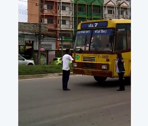 หนุ่มเมาแล้วเพี้ยน ยืนจังก้ากลางถนนให้รถเมล์ชน