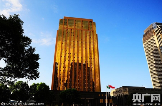 จีนอวดตึกทองคำ 99.9 เมตร โดดเด่นอร่ามกลางใจเมือง