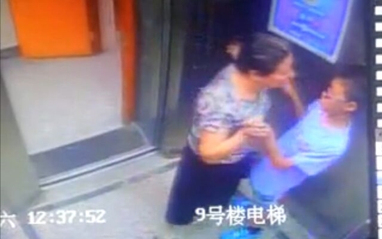 วิจารณ์ขรม ป้าตัณหากลับไล่จูบเด็กหนุ่มในลิฟต์ วงจรปิดเก็บหลักฐานชัด