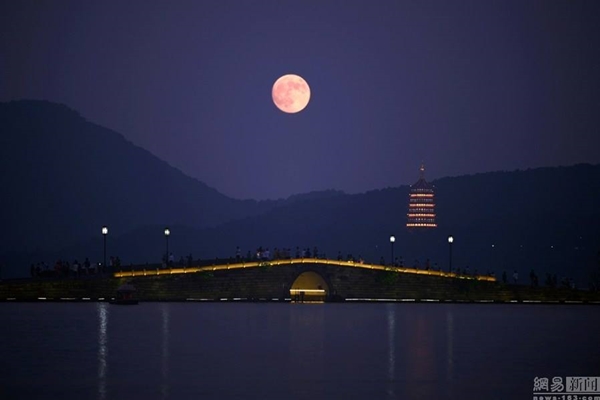 สวยตรึงตา ชมภาพ Supermoon คืนจันทร์ใกล้โลกที่สุดในรอบปี