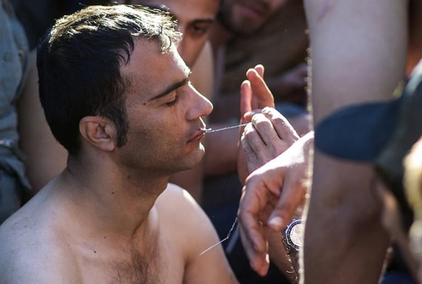 ผู้ลี้ภัยเย็บปากประท้วงถูกกีดกันไม่ให้ข้ามพรมแดน