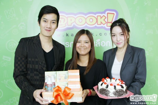 เชน ธนา บุกมอบกระเช้าและเค้กอวยพรปีใหม่ แก่ชาว Kapook.com