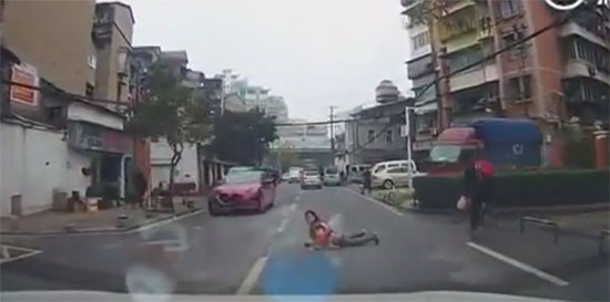 หญิงหัวหมอนอนขวางรถบนถนนหวังเรียกเงิน คนขับไม่สน-เรียกตำรวจจัดการ