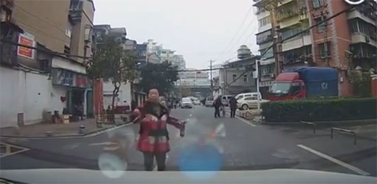 หญิงหัวหมอนอนขวางรถบนถนนหวังเรียกเงิน คนขับไม่สน-เรียกตำรวจจัดการ