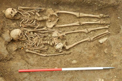 อังกฤษพบโครงกระดูกมนุษย์นอนจับมือกันนานกว่า 700 ปี