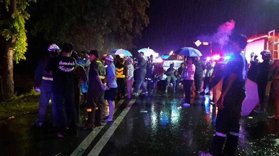 ฝนตกถนนลื่น รถทัวร์กรุงเทพฯ-เชียงใหม่ เสียหลักตกทางต่างระดับ ดับ 3 ศพ