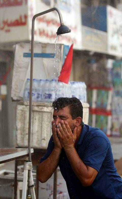 อิรักร้อนทะลุ 53 องศา ชาวเมืองทนไม่ไหวต้องเปิดน้ำฝักบัวกันข้างถนน