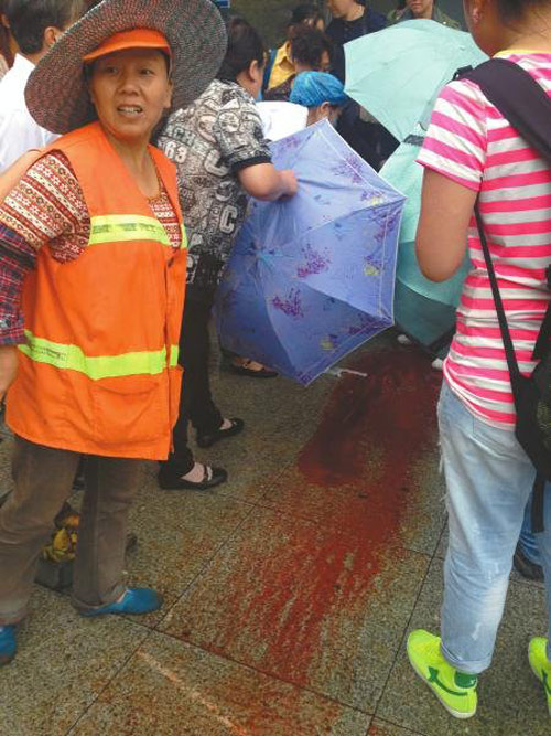 คนเดินถนนจีนช่วยหญิงคลอดลูกกลางสายฝน