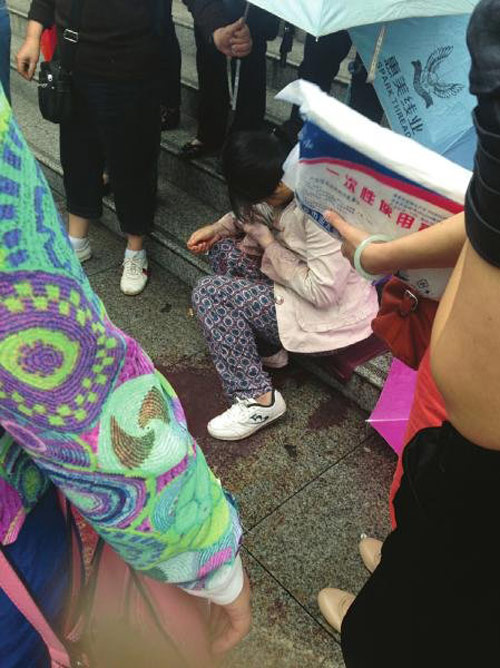 คนเดินถนนจีนช่วยหญิงคลอดลูกกลางสายฝน
