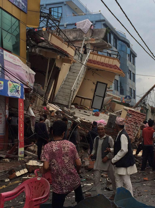 แผ่นดินไหวเนปาล เขย่าแรง 7.9 แมกนิจูด แรงสั่นรับรู้ถึงอินเดีย 