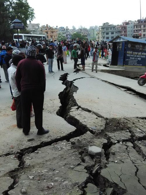 แผ่นดินไหวเนปาล เขย่าแรง 7.9 แมกนิจูด แรงสั่นรับรู้ถึงอินเดีย