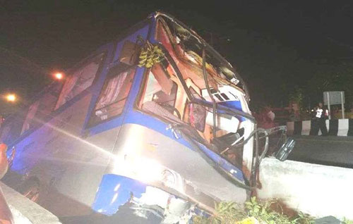 ผู้โดยสารระทึก รถทัวร์พลิกคว่ำที่เพชรบุรี บาดเจ็บ 8 ราย