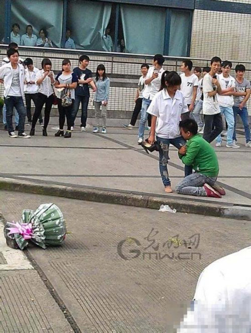 หนุ่มจีนทิ้งศักดิ์ศรี กอดขาอ้อนวอนสาวในที่สาธารณะ