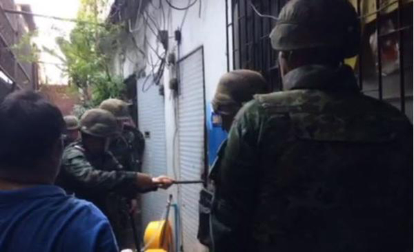 ทหารบุกจู่โจม 'บ่อนเตาปูน' ตัดประตูเหล็กเข้าตรวจในอาคาร