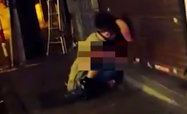 เอือม คลิปนักท่องราตรีระเริงเซ็กส์ข้างถนน ไม่สนคนยืนดูเพียบ