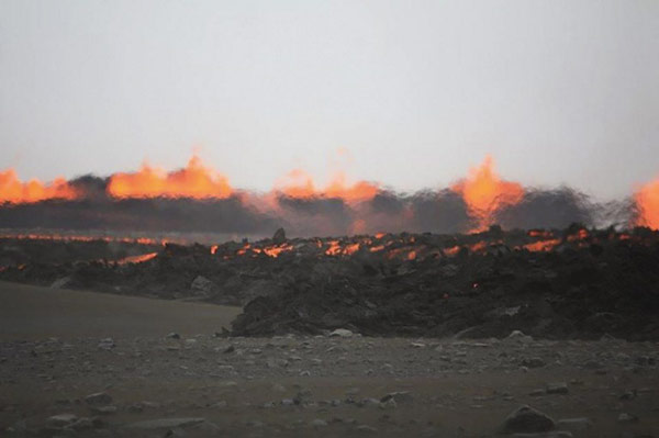 เผยคลิปภูเขาไฟในไอซ์แลนด์ ปล่อยลาวาอาบพื้นที่โดยรอบ