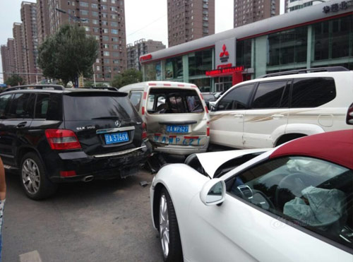  หญิงจีนประเดิมขับรถหรูชนชาวบ้าน หลังถอยออกจากโชว์รูม