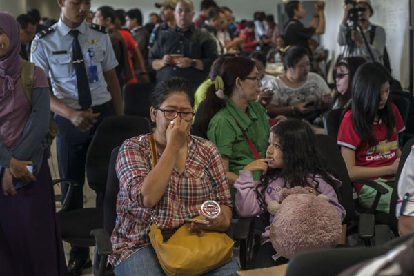 สะเทือนใจ ญาติผู้โดยสาร QZ8501 ร่ำไห้ เฝ้ารอข่าวคราวเครื่องบินที่หายไป