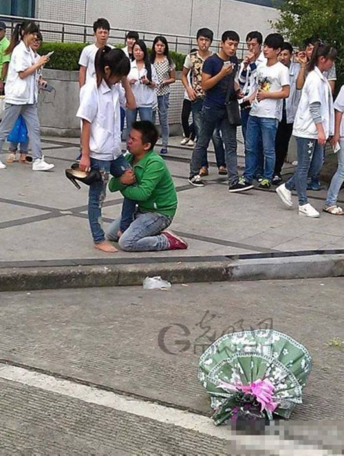 หนุ่มจีนทิ้งศักดิ์ศรี กอดขาอ้อนวอนสาวในที่สาธารณะ