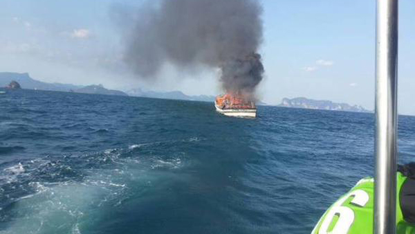 ด่วน ! ไฟไหม้เรือท่องเที่ยวขณะลอยลำกลางทะเล ห่างชายฝั่งกระบี่ 2 กม.