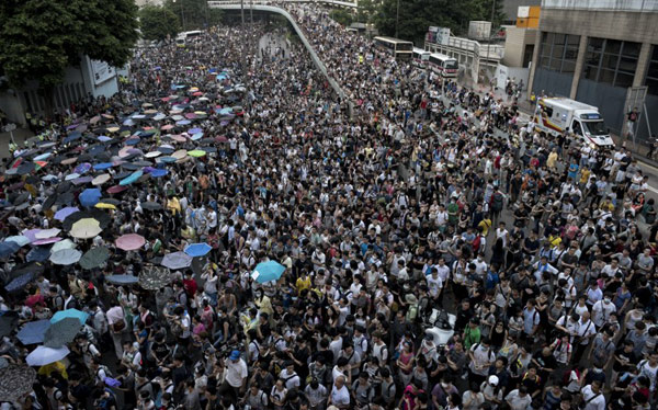 ชาวฮ่องกงยึดย่านธุรกิจชุมนุมใหญ่ ร้องสิทธิทางการเมือง