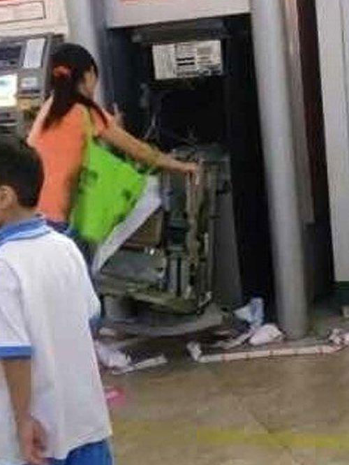 หญิงจีนโมโหกดเงินไม่ได้ รื้อตู้เอทีเอ็มจนพังด้วยมือเปล่า